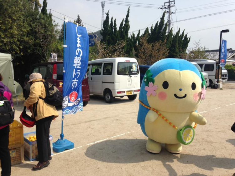 しまの軽トラ市に参加するりん!